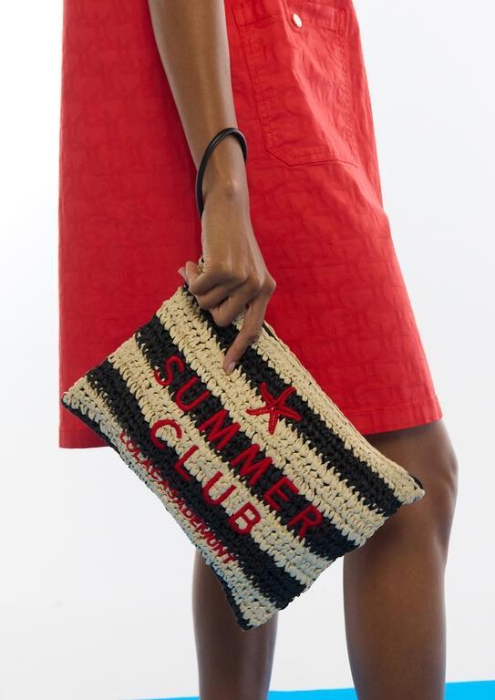 Cartera Lola Casademunt elaborada en rafia trenzada con diseño en rayas bicolor